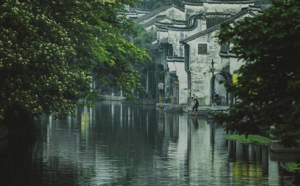 半挂车服务区内自燃 厨师长拎灭火器救火
